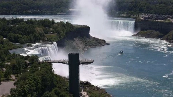 Bé trai 10 tuổi sống sót thần kỳ sau khi bị ngã xuống từ thác Niagara 