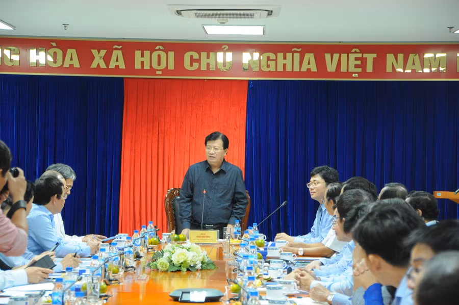 Phó Thủ tướng Trịnh Đình Dũng đánh giá cao sự nỗ lực của công ty Lọc hóa dầu Bình Sơn trong việc vận hành nhà máy lọc dầu Dung Quất ổn định, an toàn, hiệu quả