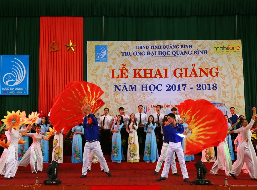 Văn nghệ chào mừng lễ khai giảng năm học mới 2017-2018 của trường Đại học Quảng Bình 