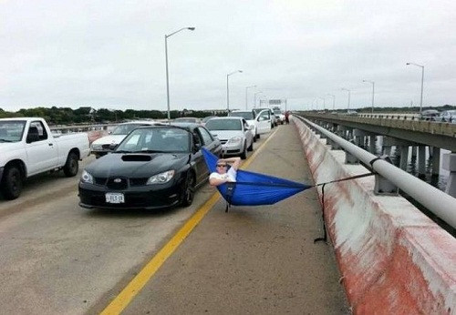 Cách giải khuây trong thời gian kẹt xe. 10-anh-hai-hot-nhat-facebook-trong-ngay-5