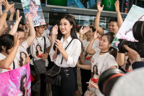  Hoa hậu Mỹ Linh bất ngờ khi nhiều fan tiễn đi chinh phục Miss World 2017