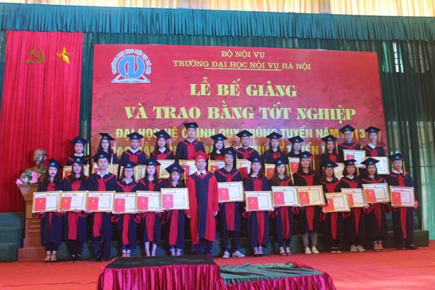 PGS.TS. Nguyễn Bá Chiến - Hiệu trưởng Nhà trường chụp ảnh cùng các em sinh viên trong lễ bế giảng và trao bằng tốt nghiệp PGS.TS. Nguyễn Bá Chiến - Hiệu trưởng Nhà trường chụp ảnh cùng các em sinh viên trong lễ bế giảng và trao bằng tốt nghiệp
