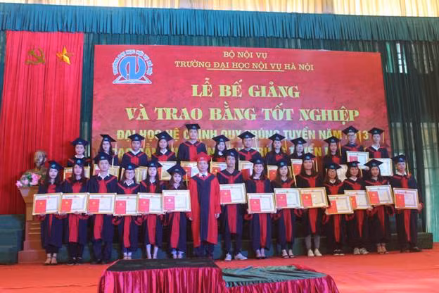 PGS.TS. Nguyễn Bá Chiến - Hiệu trưởng Nhà trường chụp ảnh cùng các em sinh viên trong lễ bế giảng và trao bằng tốt nghiệp