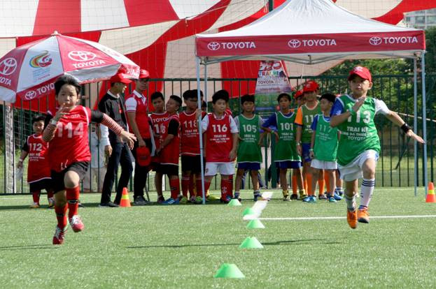 Các em nhỏ bước vào bài kiểm tra thể lực