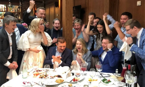 Mọi người vỡ òa trong niềm vui chiến thắng của đội nhà, ngay khi đang ở trong hôn lễ của người thân. Mọi người vỡ òa trong niềm vui chiến thắng của đội nhà, ngay khi đang ở trong hôn lễ của người thân. Ảnh: Scmp.