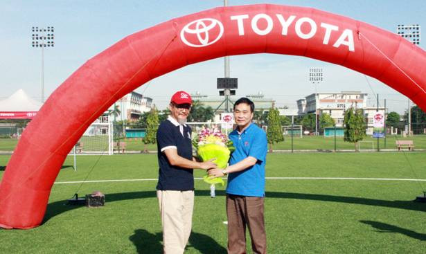 TS Ngũ Duy Anh – Vụ trưởng Vụ Giáo dục thể chất tặng hoa cho Tổng GĐ Toyota Việt Nam - Toru Kinoshita tại buổi sơ tuyển