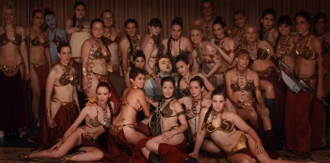 chi vi ngu gat o cong so chang trai nhan cai ket bat ngo hinh anh 9