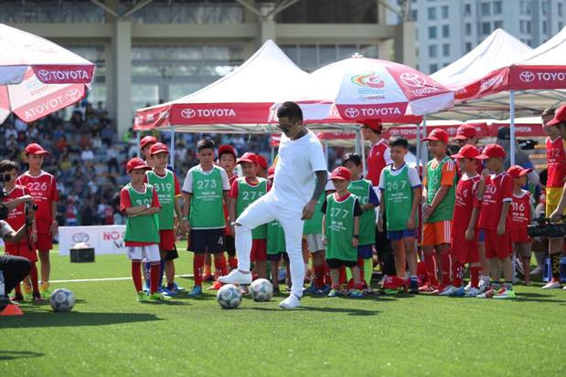 Ca sĩ Tuấn Hưng giao lưu cùng các em nhỏ