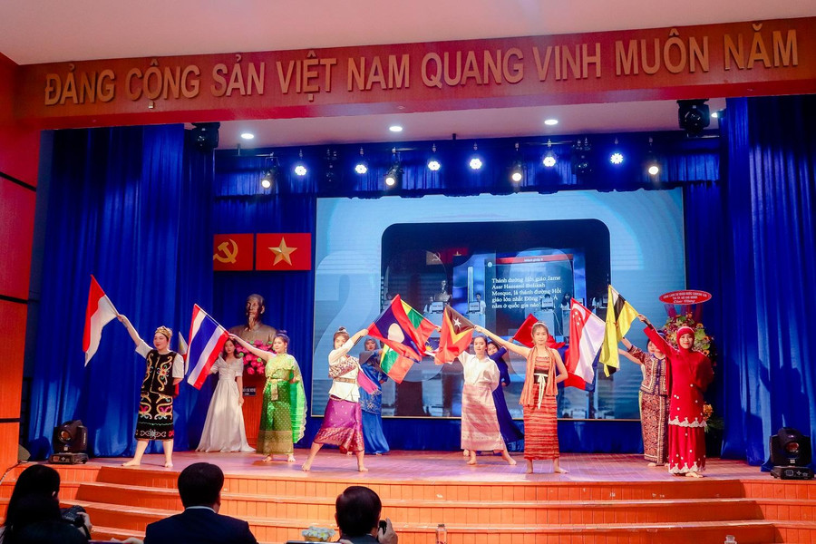 Tiết mục văn nghệ đa sắc màu văn hóa của các dân tộc trong khối ASEAN tại lễ phát động cuộc thi.