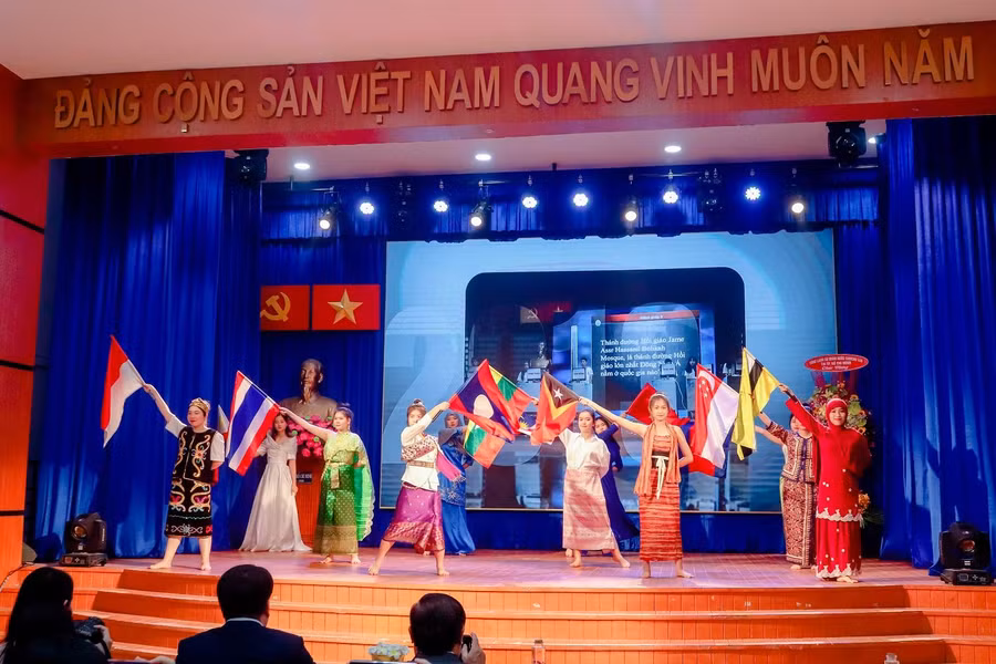 Tiết mục văn nghệ đa sắc màu văn hóa của các dân tộc trong khối ASEAN tại lễ phát động cuộc thi.