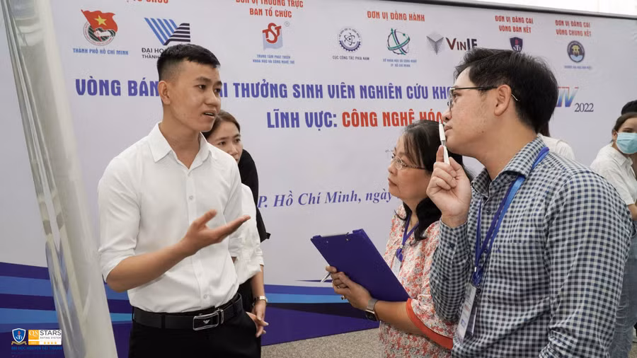 Ban tổ chức trao đổi với một nhóm sinh viên tham gia cuộc thi tại Vòng bán kết.