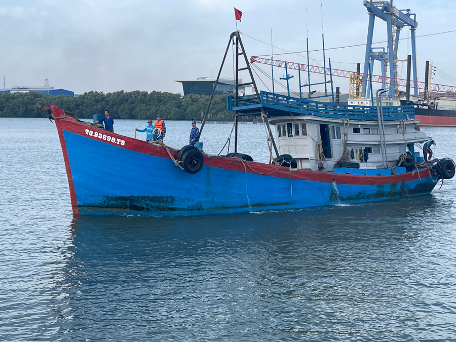 Tàu chở khoảng 25.000 lít dầu DO không rõ nguồn gốc bị bắt giữ. Ảnh: Đức Định. Tàu chở khoảng 25.000 lít dầu DO không rõ nguồn gốc bị bắt giữ. Ảnh: Đức Định.