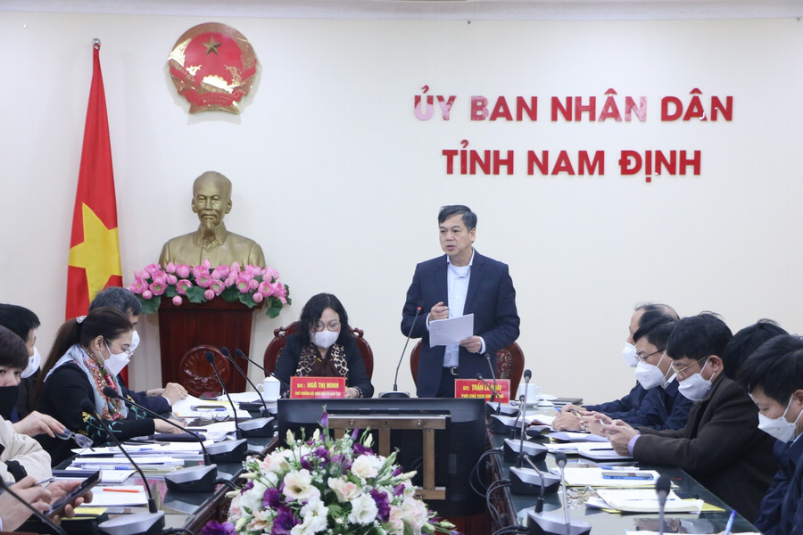 Tại cuộc họp với lãnh đạo UBND tỉnh Nam Định, Thứ trưởng Ngô Thị Minh ghi nhận sự cố gắng trong công tác chỉ đạo, lãnh đạo của chính quyền địa phương trong hoạt động dạy học trực tiếp theo tinh thần Nghị quyết 128 của Chính phủ.