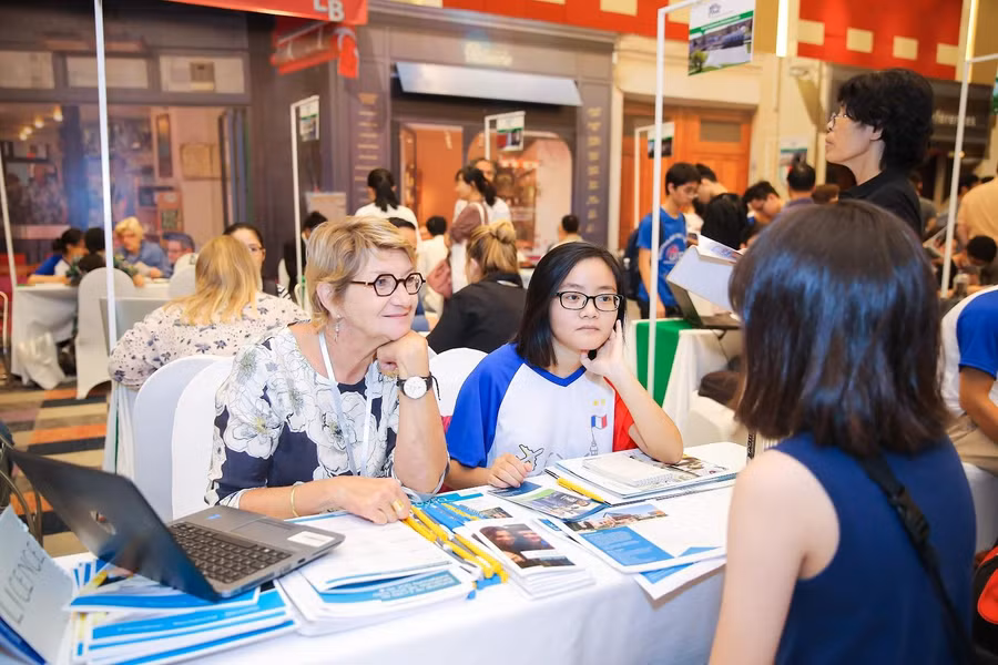 Một học sinh được tư vấn khi tham gia triển lãm Giáo dục đại học Pháp Một học sinh được tư vấn khi tham gia triển lãm Giáo dục đại học Pháp