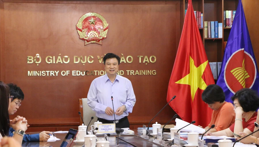 Cuộc họp Hội đồng tư vấn, đánh giá học sinh phổ thông theo hướng phát huy tiềm năng cá nhân theo Nghị quyết 29 của Đảng do Thứ trưởng Bộ GD&ĐT Nguyễn Hữu Độ chủ trì vào sáng 27/4. Ảnh: Khôi Nguyên.