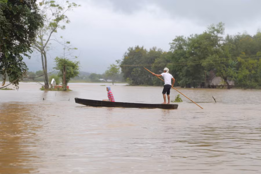 Nước ngập sâu, người dân phải dùng thuyền di dời nông sản và di chuyển.