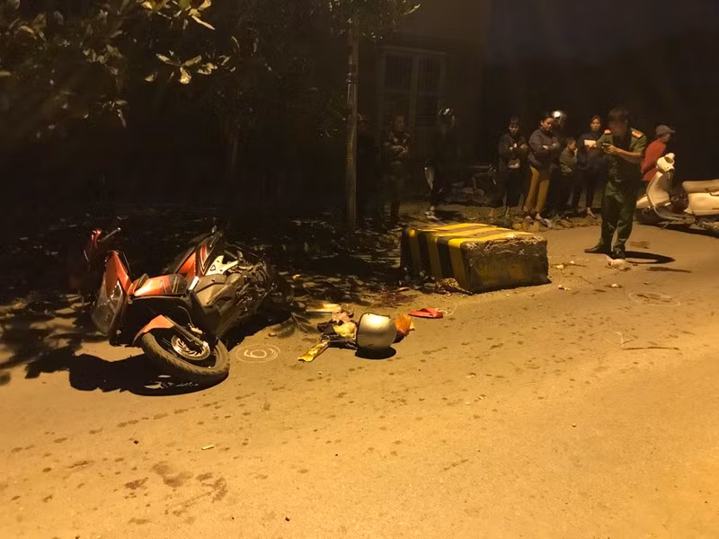 Vụ tai nạn làm cháu Vũ ThanhThảo tử vong tại chỗ, chịBùi ThịHòa (SN 1981) được đưa đi cấp cứu trong tình trạng nguy kịch.