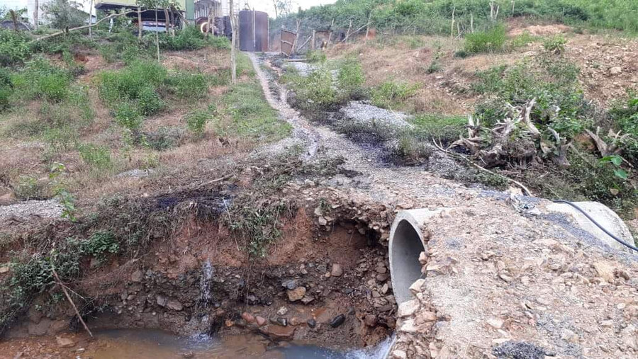 Cống thoát nước trong công ty Việt Ren chảy ra cống thông qua QL.9 vòng vèo rồi đổ ra sông Hiếu, ảnh PXD Cống thoát nước trong công ty Việt Ren chảy ra cống thông qua QL.9 vòng vèo rồi đổ ra sông Hiếu, ảnh PXD