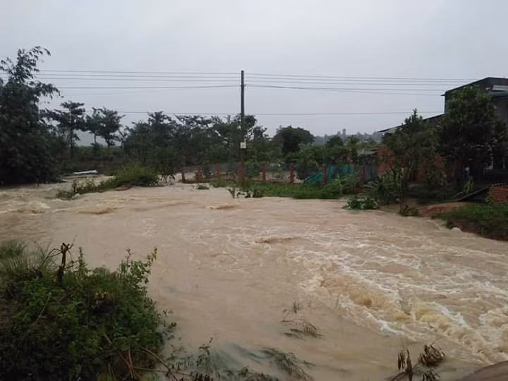 Mưa lớn trong nhiều giờ gây ngập một số nơi tại Đắk Lắk.