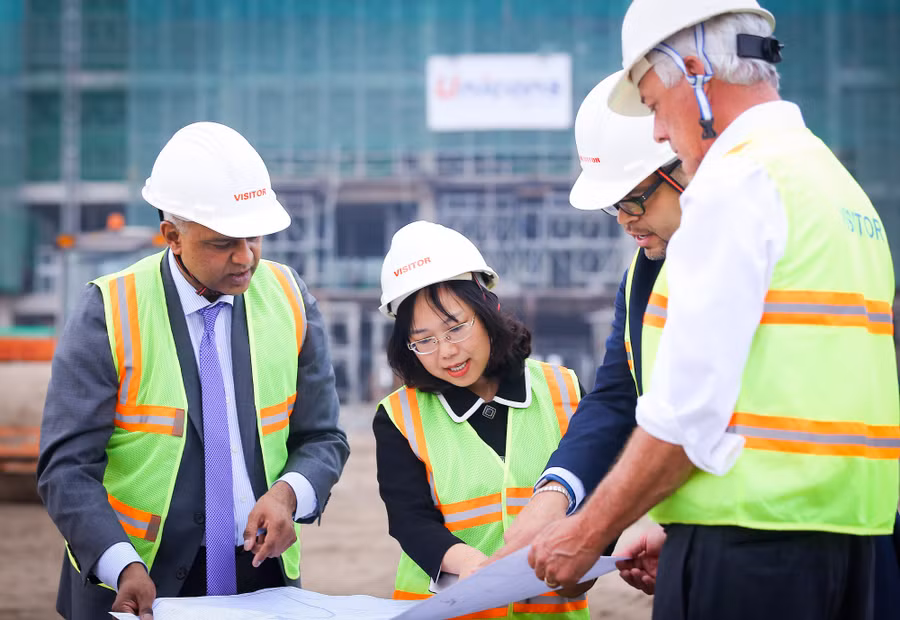 TS. Lê Mai Lan, GS. Rohit Verma cùng các Giáo sư Cornell trên công trường xây dựng trao đổi về tiến độ xây ký túc xá và khu labs trong khuôn viên Đại học VinUni.