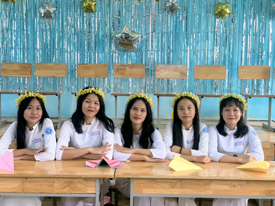 Ngọc Ánh (bên trái ngoài cùng) vui vì luôn được người thân, bạn bè và thầy cô quan tâm, tin tưởng. Ảnh NVCC. Ngọc Ánh (bên trái ngoài cùng) vui vì luôn được người thân, bạn bè và thầy cô quan tâm, tin tưởng. Ảnh NVCC.