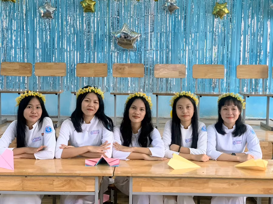 Ngọc Ánh (bên trái ngoài cùng) vui vì luôn được người thân, bạn bè và thầy cô quan tâm, tin tưởng. Ảnh NVCC.