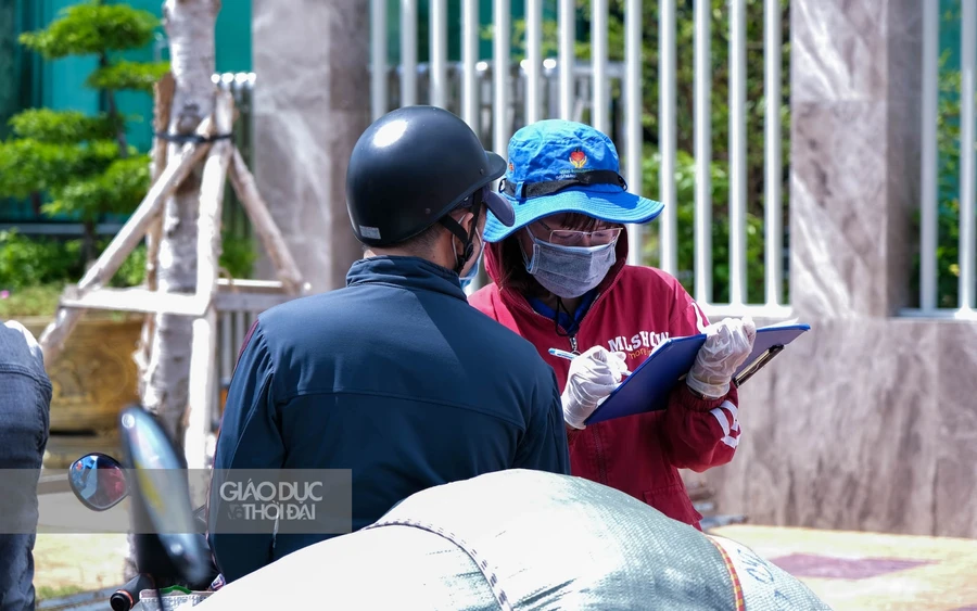 Đoàn viên Thanh niên tham gia hỗ trợ người dân khai báo y tế.