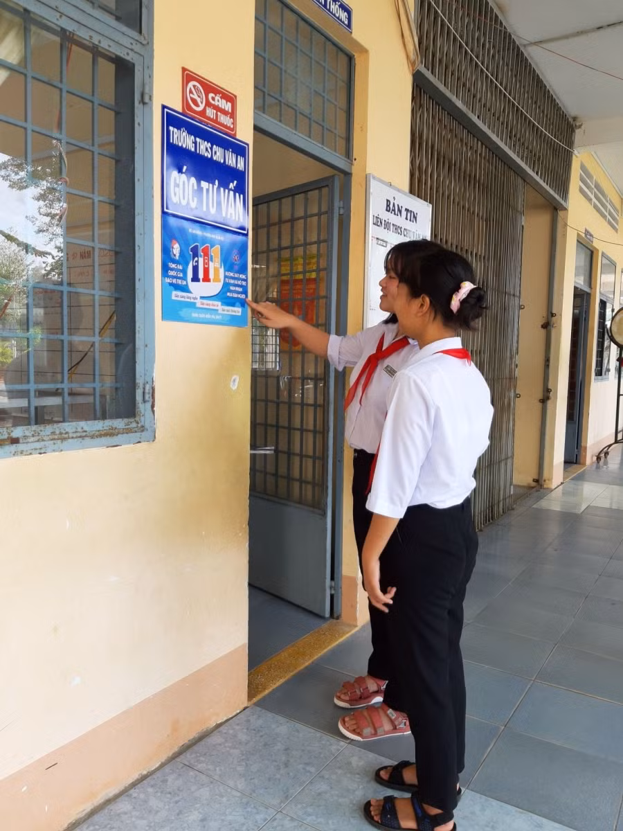 Sở GD&amp;ĐT An Giang niêm yết đường dây nóng bảo vệ trẻ em tại các trường học.