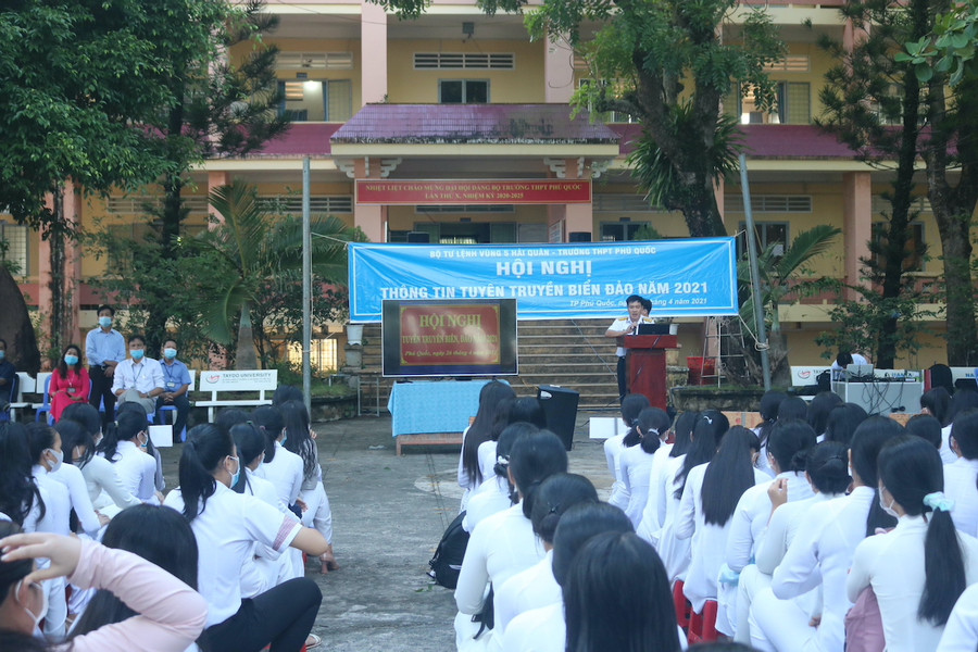 Hội nghị thông tin tuyên truyền biển đảo năm 2021 tại Trường THPT Phú Quốc, Kiên Giang. Ảnh: CTV.