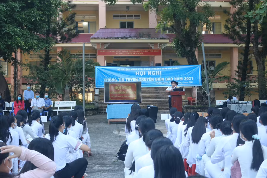 Hội nghị thông tin tuyên truyền biển đảo năm 2021 tại Trường THPT Phú Quốc, Kiên Giang. Ảnh: CTV.