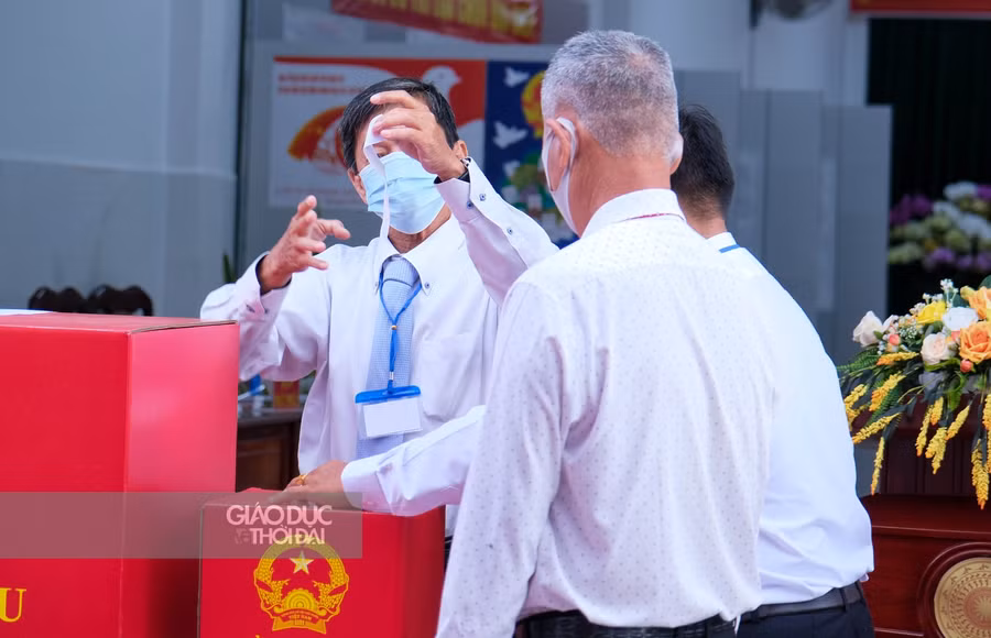 Tiến hành niêm phong thùng phiếu bầu cử.