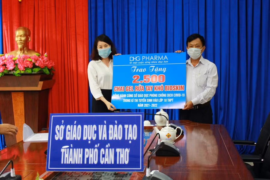 Đại diện Dược Hậu Giang trao tặng 2.500 chai nước rửa tay Bioskin cho Sở GD&ĐT phục vụ kỳ thi tuyển sinh lớp 10.