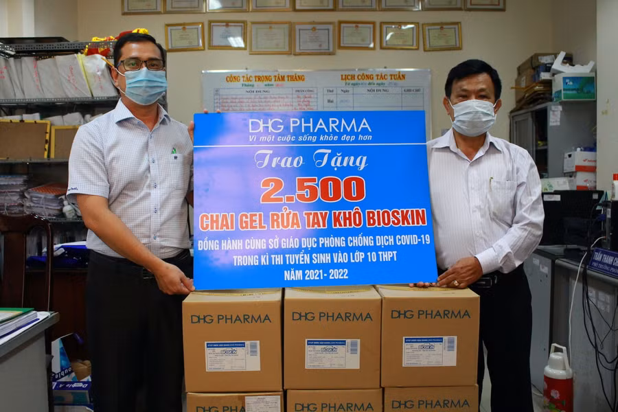 Sở GD&amp;ĐT TP Cần Thơ tiếp nhận 2.500 chai nước rửa tay cho kỳ thi tuyển sinh 10.