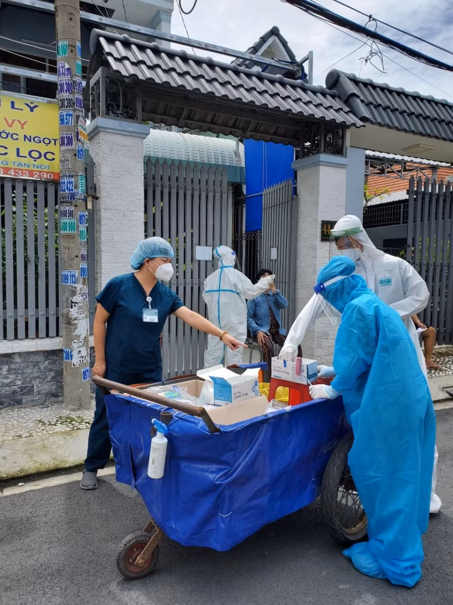 Cô Bùi Minh Thu kiểm tra, đôn đốc công tác hỗ trợ phòng chống dịch Covid-19 tại phường, xã thuộc các quận, huyện TP Hồ Chí Minh.