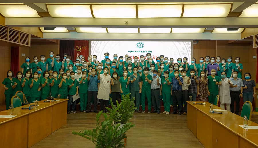 Hình ảnh trước giờ xuất quân chi viện TP Hồ Chí Minh chống dịch Covid-19 của thầy trò Trường Cao đẳng Y tế Bạch Mai.