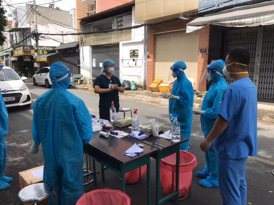 Không quản ngại hiểm nguy, vất vả... Ths Bùi Minh Thu và các học trò luôn vững tin, đoàn kết cùng TP Hồ Chí Minh chống dịch Covid-19.