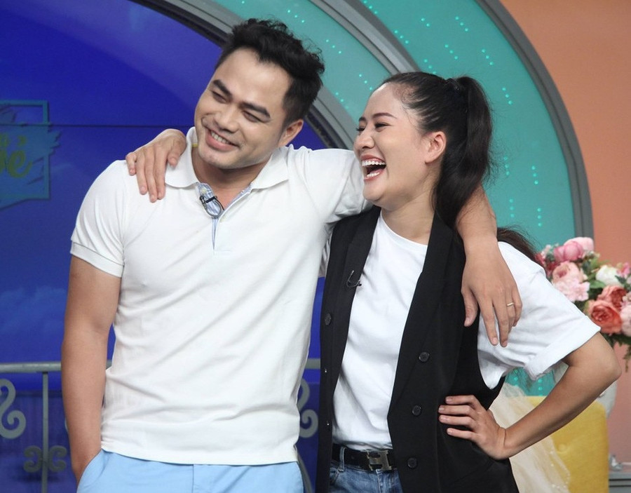 Khải và Xinh xuất hiện rạng rỡ trên truyền hình. Khải và Xinh xuất hiện rạng rỡ trên truyền hình.