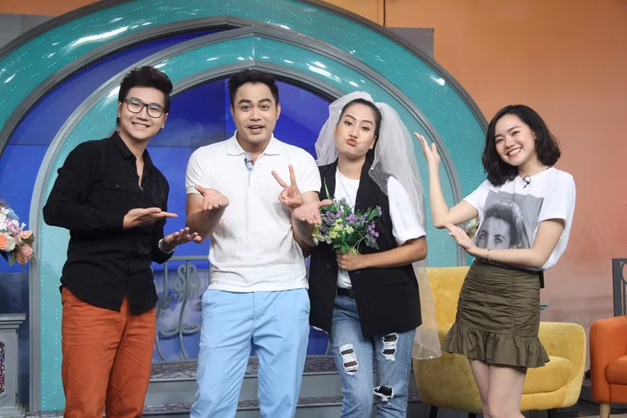 Vốn quen với hình ảnh dữ dằn, đanh đá trên phim nên nhiều khán giả nhận xét rằng cảm thấy xa lạ khi thấy Khải với Xinh hiền như thế này.