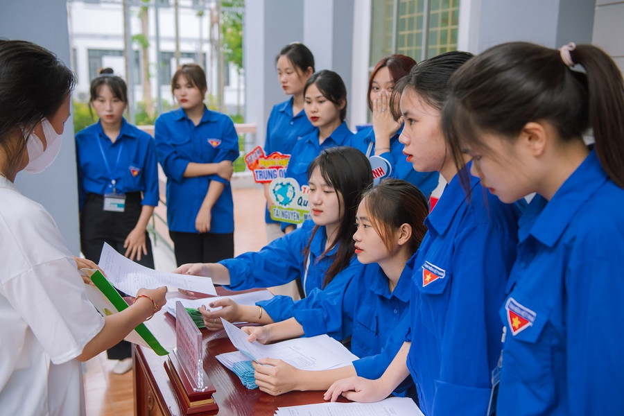 Đội sinh viên tình nguyện tư vấn hỗ trợ về mọi mặt cho tân sinh viên. Đội sinh viên tình nguyện tư vấn hỗ trợ về mọi mặt cho tân sinh viên.