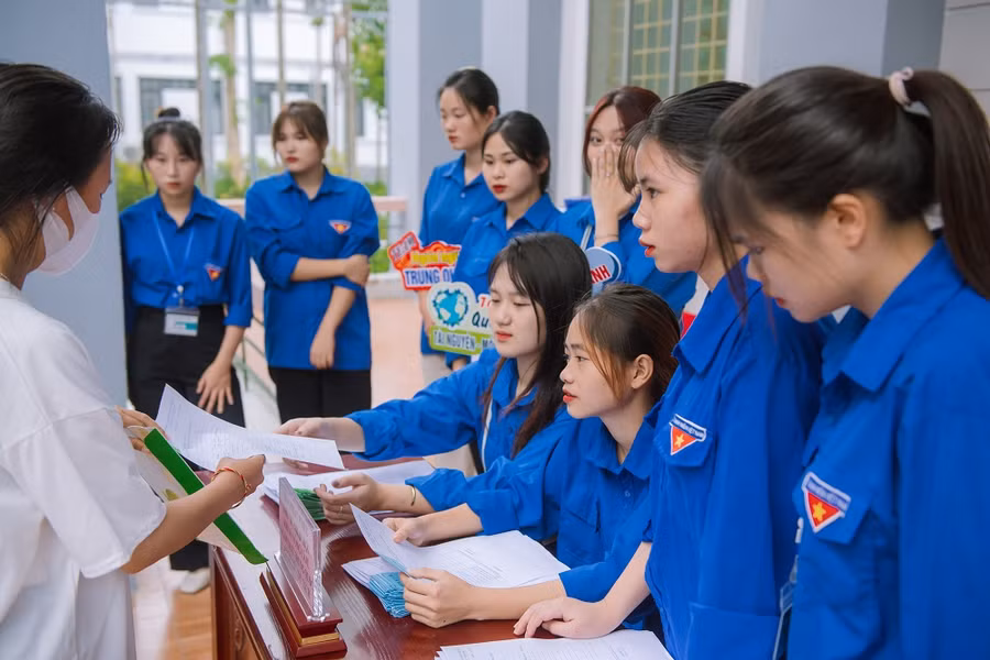 Đội sinh viên tình nguyện tư vấn hỗ trợ về mọi mặt cho tân sinh viên.