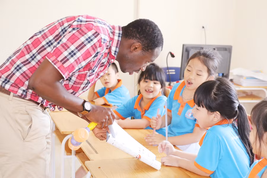 Thầy Samuel Kiirya (Uganda) dạy Tiếng Anh cho các em lớp 1 Trường PT Phượng Hoàng (TP Vinh)