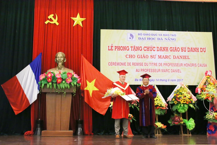 PGS.TS Đoàn Quang Vinh – Phó Giám đốc ĐH Đà Nẵng, đại diện ĐH Đà Nẵng phong tặng chức danh GS danh dự cho GS Marc Daniel.