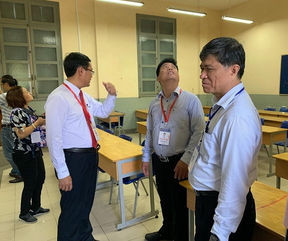 Thứ trưởng Nguyễn Văn Phúc kiểm tra phòng ốc tại điểm sẽ là nơi tập trung bài thi và chấm thi của TPHCM