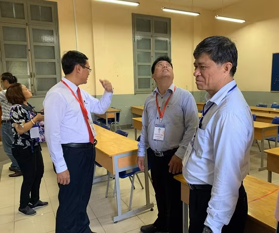 Thứ trưởng Nguyễn Văn Phúc kiểm tra phòng ốc tại điểm sẽ là nơi tập trung bài thi và chấm thi của TPHCM