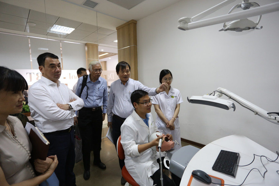 Đoàn công tác đã đi thăm một số phòng thực hành của các Khoa thuộc khối Chăm sóc sức khỏe tại Trường ĐH Kinh doanh và Công nghệ Hà Nội