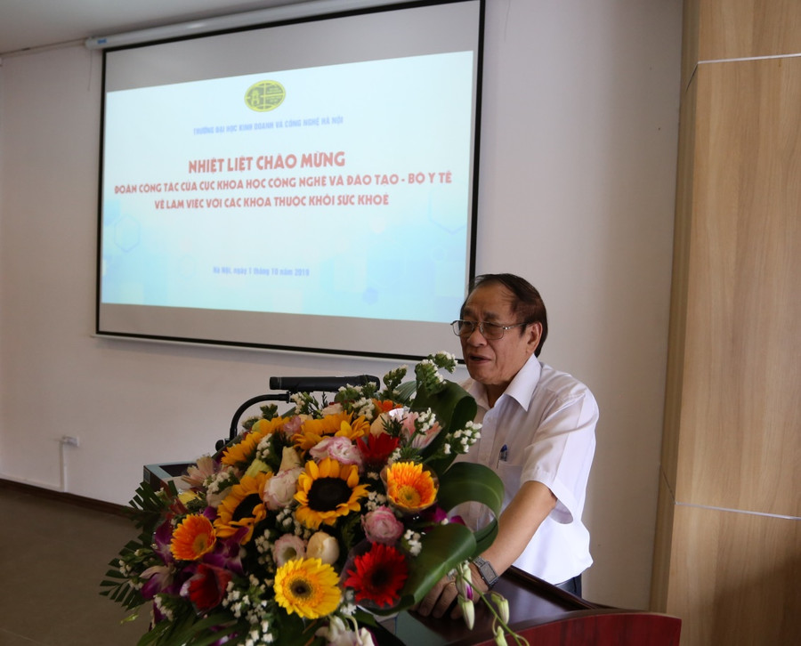 GS.TS.NGND Vũ Văn Hóa - Phó Hiệu trưởng Trường ĐH Kinh doanh và Công nghệ Hà Nội phát biểu tại buổi đón tiếp.