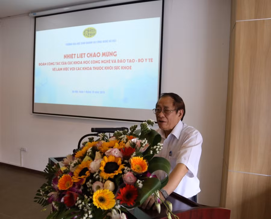 GS.TS.NGND Vũ Văn Hóa - Phó Hiệu trưởng Trường ĐH Kinh doanh và Công nghệ Hà Nội phát biểu tại buổi đón tiếp.