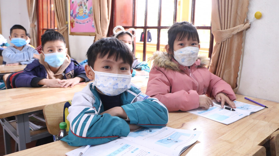 Được đi học trực tiếp là mong muốn của các em học sinh trong bối cảnh hiện nay.