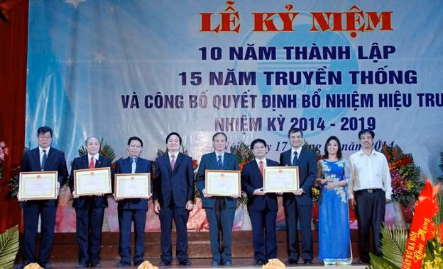 Các tập thể và cá nhân nhận bằng khen tại buổi lễ