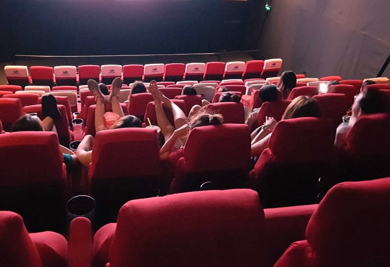 Nhiều hành vi ứng xử thiếu văn hóa ngay tại không gian thưởng thức văn hóa. Nhiều hành vi ứng xử thiếu văn hóa ngay tại không gian thưởng thức văn hóa.